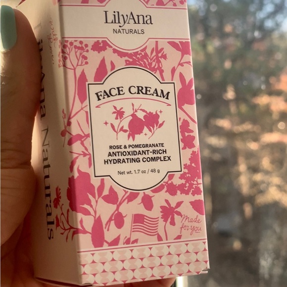 Skincare Set - Retinol, Face, Eye Cream & Vitamin C Serum - Picture 9 of 10